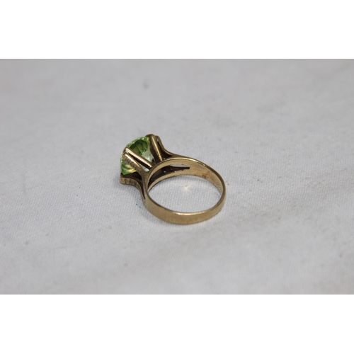 1160 - 9CT GOLD GREEN SET STONE RING - 5.5G - SIZE P 1/2