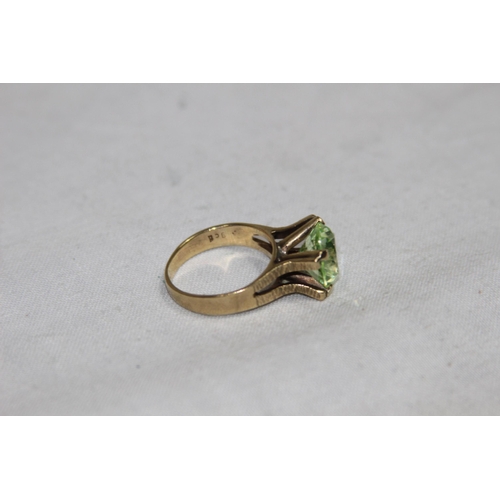 1160 - 9CT GOLD GREEN SET STONE RING - 5.5G - SIZE P 1/2