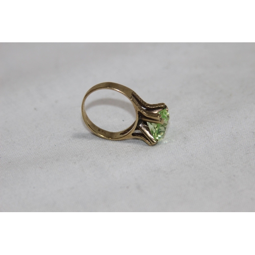 1160 - 9CT GOLD GREEN SET STONE RING - 5.5G - SIZE P 1/2