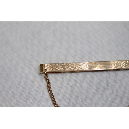 1171 - 9CT GOLD FRONT AND BACK TOE BACK ON A YELLOW METAL CHAIN - 7.88G