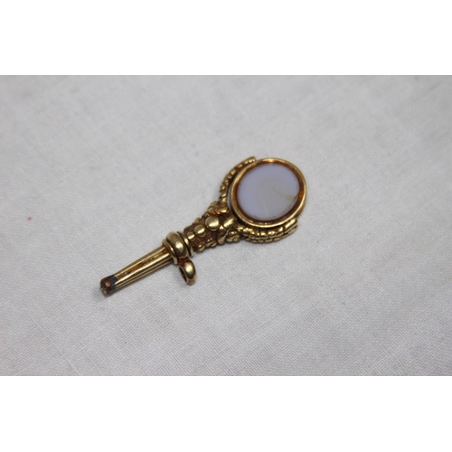 1176 - 19TH CENTURY 15CT GOLD WATCH KEY WITH SWIVEL FOB - 8.56G