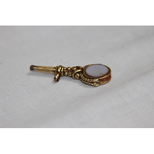 1176 - 19TH CENTURY 15CT GOLD WATCH KEY WITH SWIVEL FOB - 8.56G