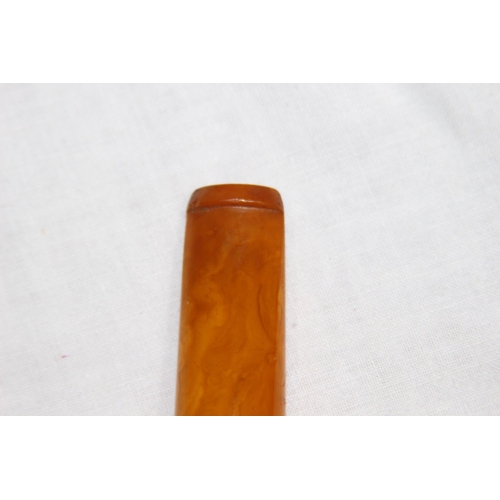 1180 - GEORGE V 9CT GOLD MOUNTED AMBER LARGE CHEROOT OR CIGAR HOLDER