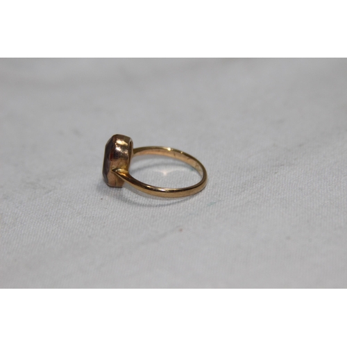 1184 - GEM SET 9CT GOLD RING - 2.33G - SIZE M