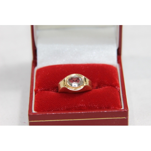 1193 - 18CT GOLD GEM SET GOLD RING - 2.05G - SIZE I 1/2