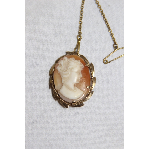 1197 - 9CT GOLD CAMEO SET BROOCH WITH SAFTEY CHAIN - 5.7G