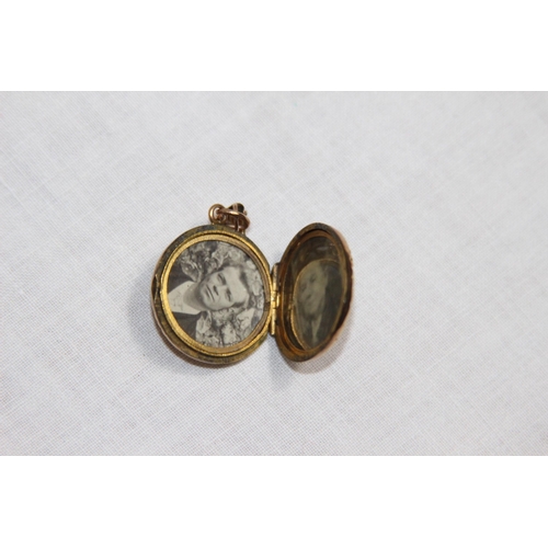 1210 - 9CT FRONT AND BACK GOLD LOCKET - 4G