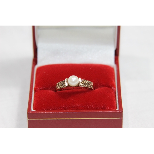 1215 - SINGLE PEARL SET 9CT GOLD RING - 2.3G - SIZE O 1/2