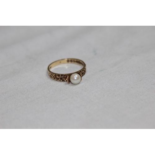 1215 - SINGLE PEARL SET 9CT GOLD RING - 2.3G - SIZE O 1/2