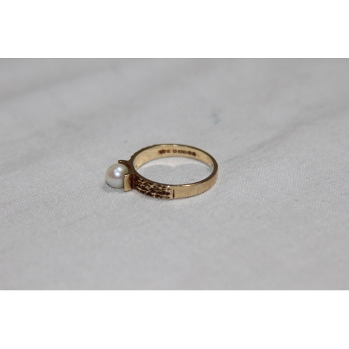 1215 - SINGLE PEARL SET 9CT GOLD RING - 2.3G - SIZE O 1/2