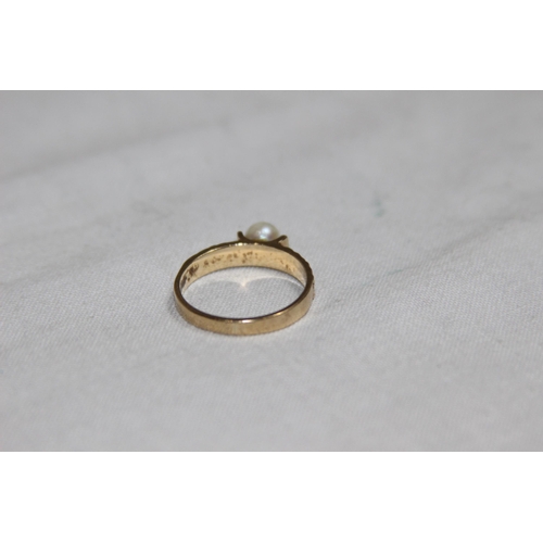 1215 - SINGLE PEARL SET 9CT GOLD RING - 2.3G - SIZE O 1/2