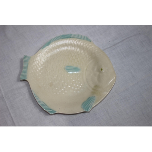 297 - QUANTITY OF FISH PLATES AND SERVING BOWL
33CM