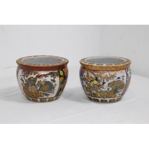 299 - PAIR OF SMALL ORIENTAL POTS 
9 X 11.5CM