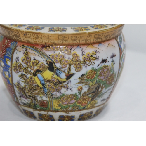 299 - PAIR OF SMALL ORIENTAL POTS 
9 X 11.5CM