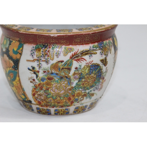 299 - PAIR OF SMALL ORIENTAL POTS 
9 X 11.5CM