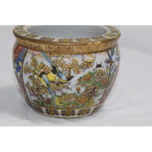 299 - PAIR OF SMALL ORIENTAL POTS 
9 X 11.5CM