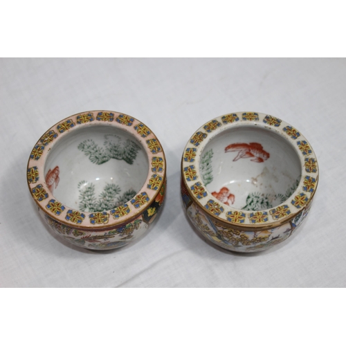 299 - PAIR OF SMALL ORIENTAL POTS 
9 X 11.5CM