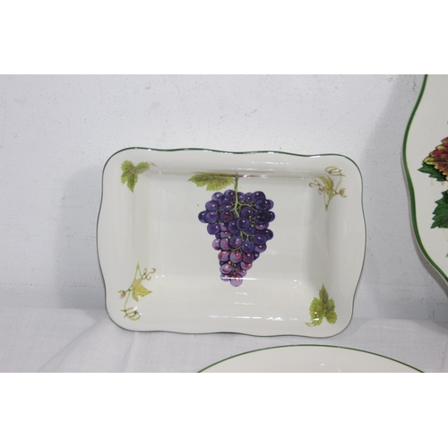 321 - QUANTITY OF FRANKLIN ABBEY POTTERY BLACK HAMBURGH GRAPES CHINA 
32CM