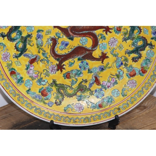 365 - VINTAGE CHINESE CHARGER DECORATED WITH DRAGONS 
30CM