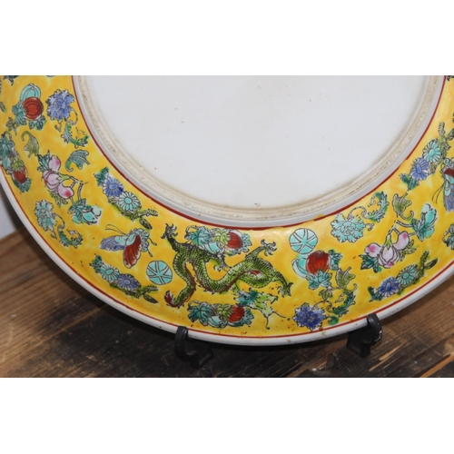 365 - VINTAGE CHINESE CHARGER DECORATED WITH DRAGONS 
30CM