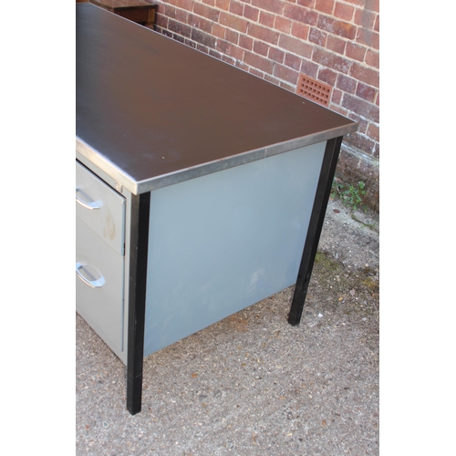 67 - RETRO INDUSTRIAL METAL WORK DESK
155 X 77 X 77CM