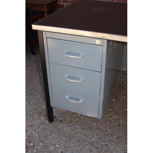 67 - RETRO INDUSTRIAL METAL WORK DESK
155 X 77 X 77CM