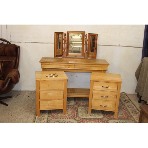 69 - CONSOLE TABLE, BEDSIDE DRAWERS AND MIRROR
120 X 40 X 75CM