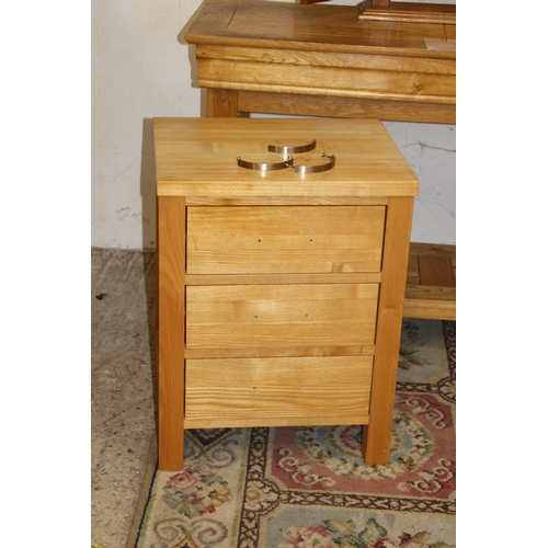 69 - CONSOLE TABLE, BEDSIDE DRAWERS AND MIRROR
120 X 40 X 75CM