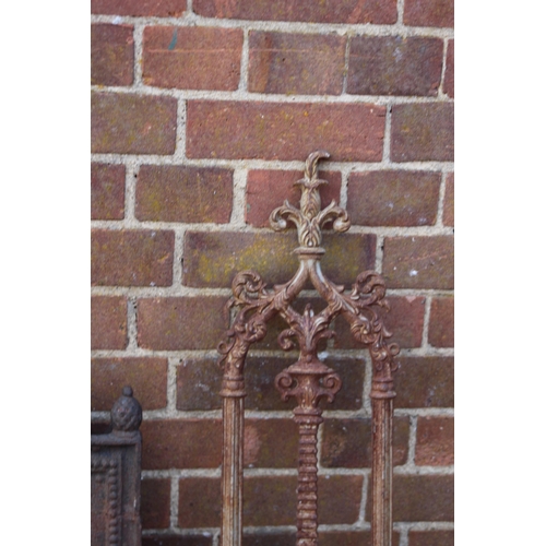 120 - ANTIQUE FIREBACK AND ORNATE CAST IRON RAIL
89 X 58CM