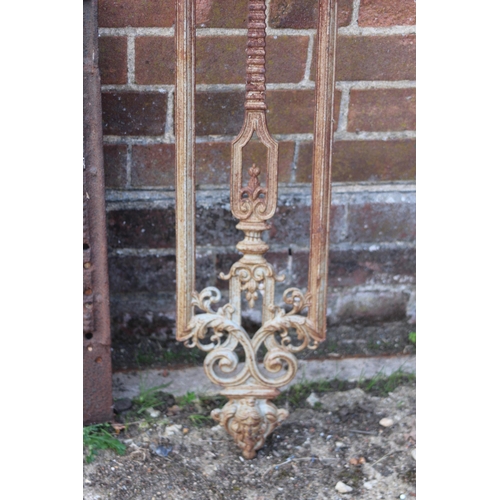 120 - ANTIQUE FIREBACK AND ORNATE CAST IRON RAIL
89 X 58CM