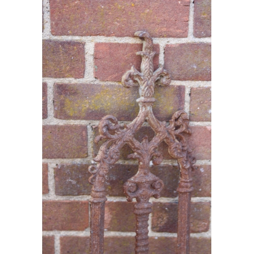 120 - ANTIQUE FIREBACK AND ORNATE CAST IRON RAIL
89 X 58CM