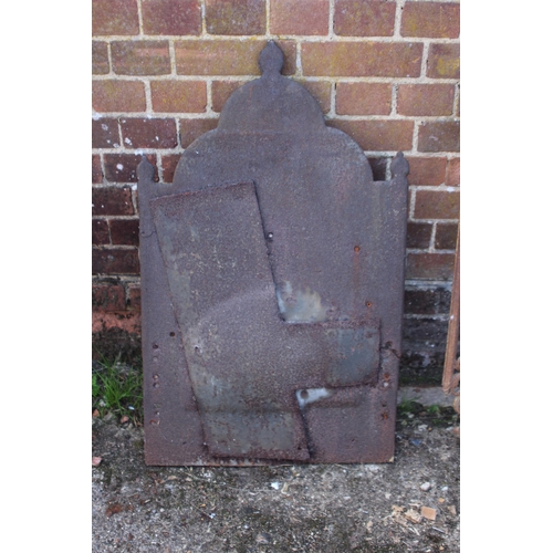 120 - ANTIQUE FIREBACK AND ORNATE CAST IRON RAIL
89 X 58CM