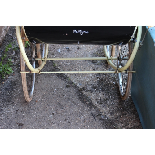 128 - VINTAGE PEDIGREE PRAM
129 X 60 X 110CM