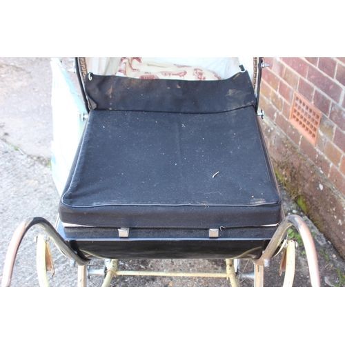 128 - VINTAGE PEDIGREE PRAM
129 X 60 X 110CM