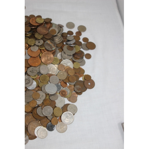 965 - LARGE TUB OF WORLD AND BRITISH COINS - WEIGHT 8.5KG