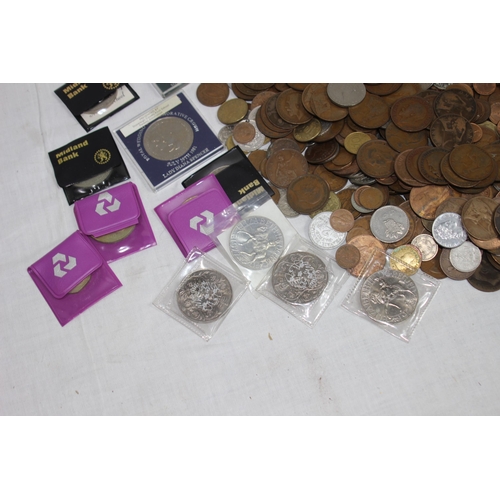 965 - LARGE TUB OF WORLD AND BRITISH COINS - WEIGHT 8.5KG