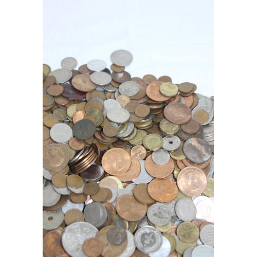 965 - LARGE TUB OF WORLD AND BRITISH COINS - WEIGHT 8.5KG