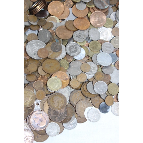 965 - LARGE TUB OF WORLD AND BRITISH COINS - WEIGHT 8.5KG