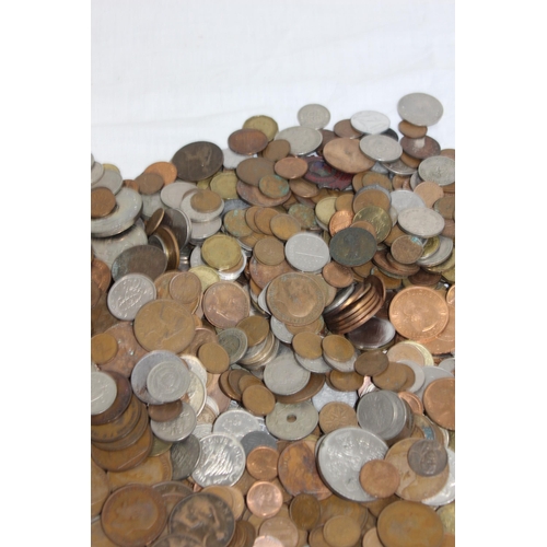 965 - LARGE TUB OF WORLD AND BRITISH COINS - WEIGHT 8.5KG