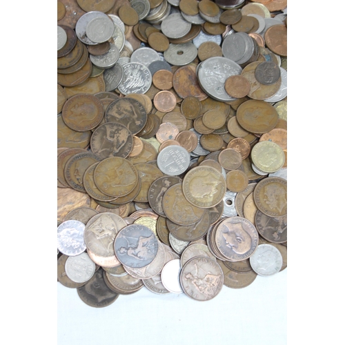 965 - LARGE TUB OF WORLD AND BRITISH COINS - WEIGHT 8.5KG