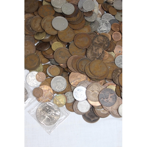 965 - LARGE TUB OF WORLD AND BRITISH COINS - WEIGHT 8.5KG