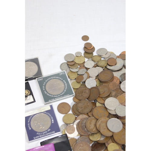 965 - LARGE TUB OF WORLD AND BRITISH COINS - WEIGHT 8.5KG