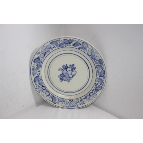 399 - QUANTITY OF VINTAGE BLUE AND WHITE CHINA