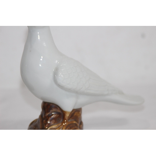 844 - PAIR OF CHINESE DOVES - ONE DAMAGE TO BEAK
15.5CM