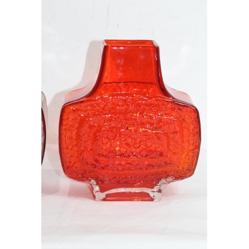 867 - 2 X ART GLASS VASES 
18 X 16CM