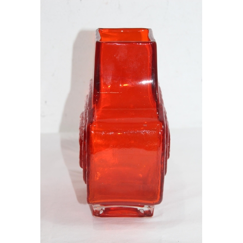 867 - 2 X ART GLASS VASES 
18 X 16CM