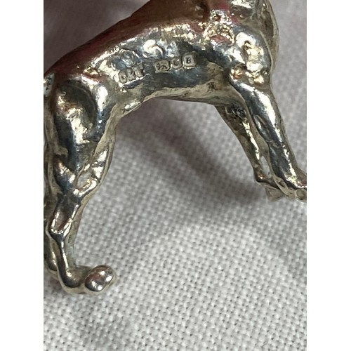 1087 - CAST SILVER FIGURE OF A BOXER DOG BY D AND T - LONDON 1976 - GROSS WEIGHT 6G - 2 X 2CM