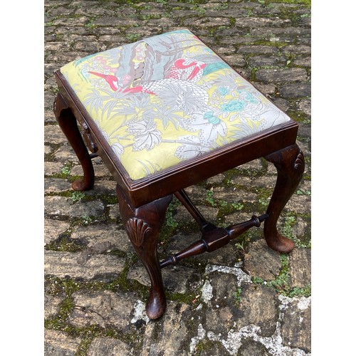 122 - ANTIQUE STOOL
55 X 45 X 45CM