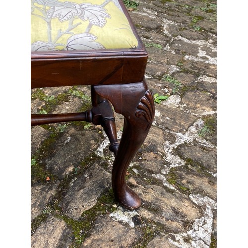 122 - ANTIQUE STOOL
55 X 45 X 45CM