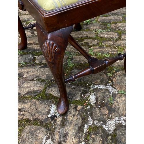 122 - ANTIQUE STOOL
55 X 45 X 45CM